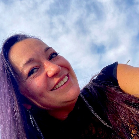 Meet your Posher, Sarah - Picture 1 of 3